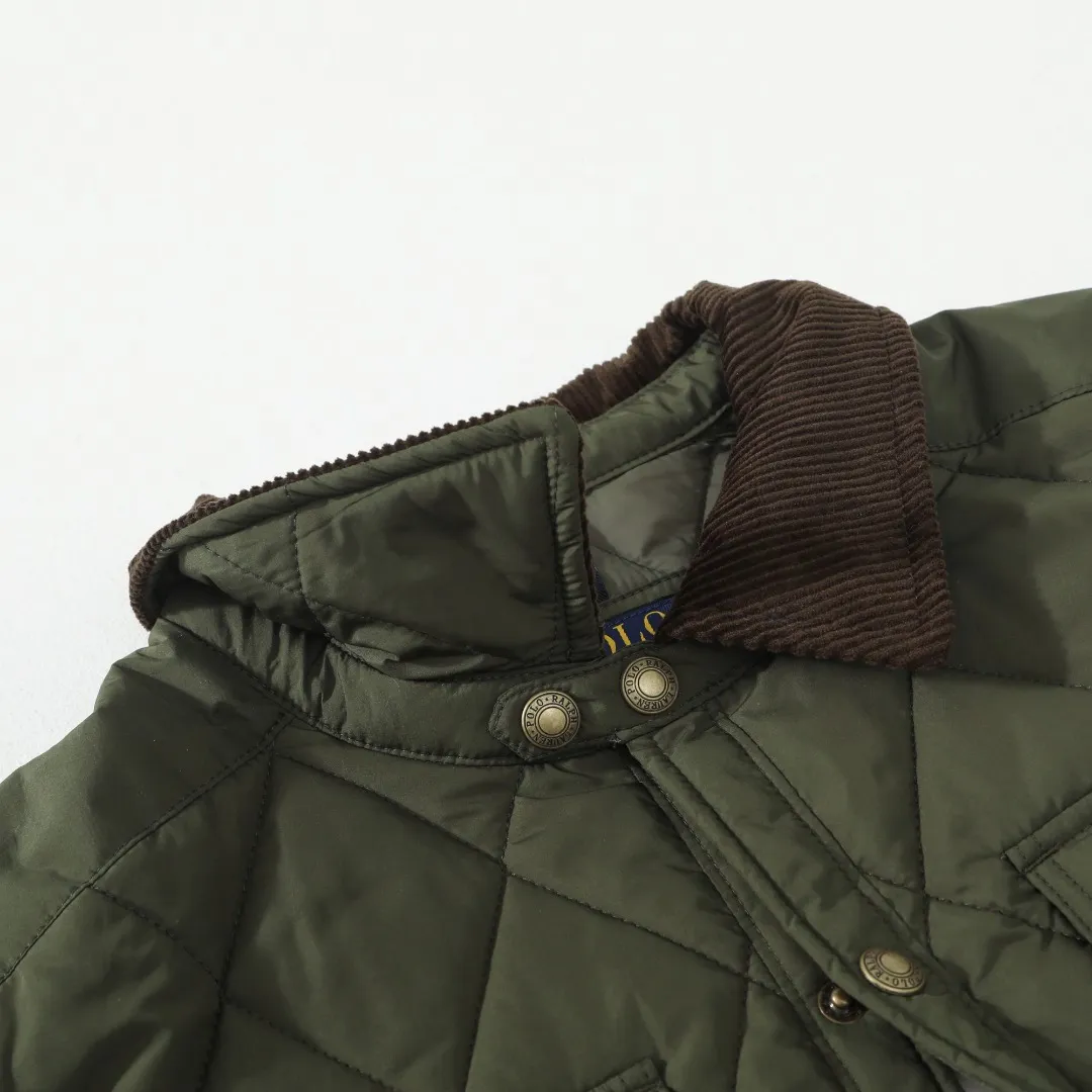 P370 #59 Ralph Lauren classic rhombus quilted cotton jacket for men and women. Inspired by retro workwear, it blends with contemporary British style. The imported machine-pressed rhombus quilting is accurately aligned, and the three-dimensional H-shaped tailoring is neat and slim. It is not bulky when layered in autumn and winter, and still maintains a light style.  Texture is reflected in the details: customized metal buckles, corduroy lapels, breathable eyelets under the arms, and slits on the hem, all replicating the brand's high-end genes. All excipients are standardized!  Five colors to choose from: black/khaki/brown/green/navy blue, easy to switch between commuting, leisure, and travel occasions. Function and appearance coexist: 37.5°C temperature control black technology, breathable and moisture-proof, anti-slip cotton patented fabric, temperature-locking, soft and waxy, durable and stylish. A retro warm-keeping item that can handle low temperatures calmly. The details are all made of craftsmanship, and the style has no limits. It has a classy look that will turn heads.  Color: Khaki Black Navy Green Brown Size: S M L